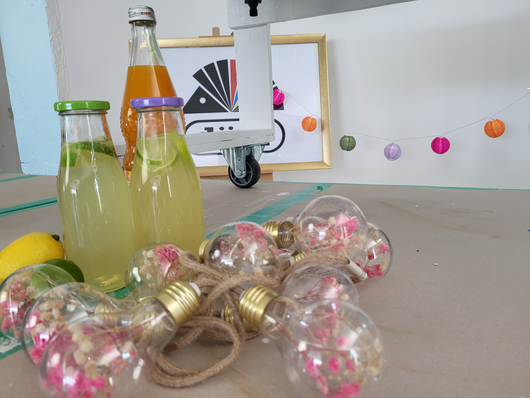 Getränke, Lichterkette und Zitronen liegen zur Dekoration auf dem Tisch bereit.