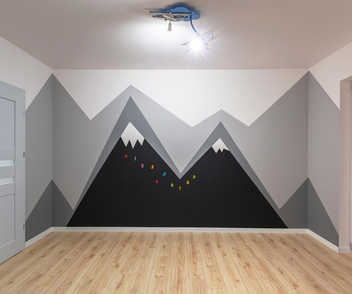 Raum mit einer Tafelwand gestrichen mit Magnetfarbe. 