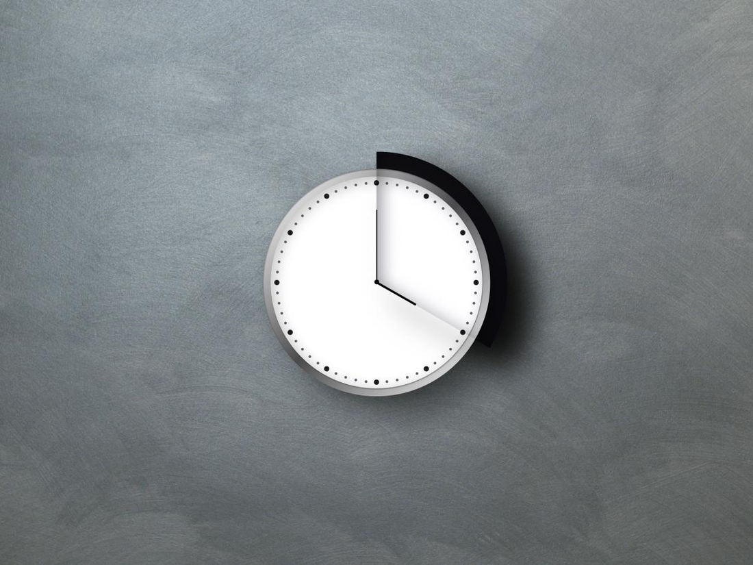 Uhr hängt an Argento gestrichener Wand und zeigt vier Stunden Wartezeit für die Trocknung an