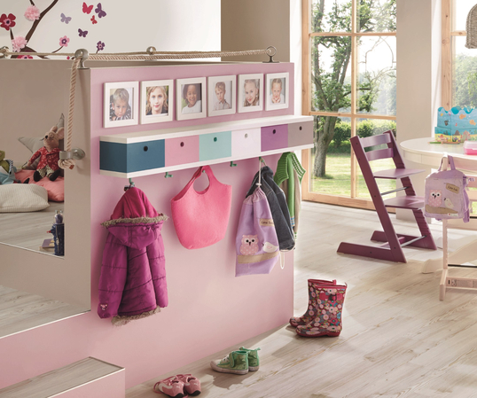 Ein Kinderzimmer im Farbton rosa mit einem Hochbett. 